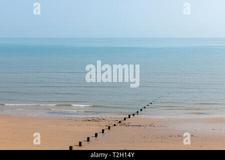 Calma la primavera a Walton on Naze, guardando al mare Foto Stock