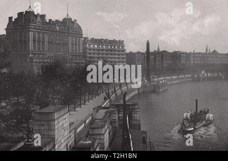 Victoria Embankment con il Cleopatra Needle Foto Stock