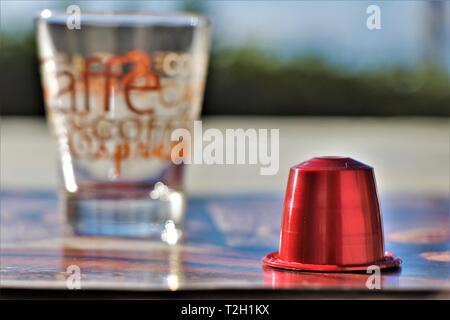 Concetto di caffè espresso, tazza di caffè e capsula pod. Foto Stock