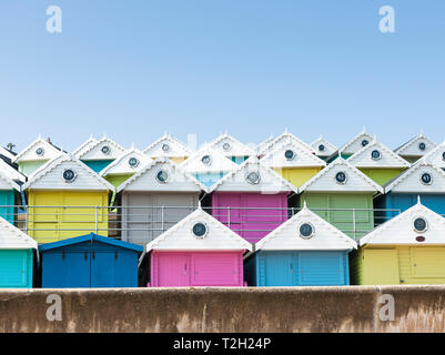 Pittoresca spiaggia di capanne su Walton fronte mare Foto Stock