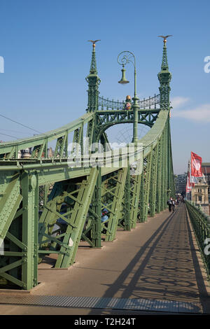 Il Ponte della Libertà sul fiume Danubio, Budapest, Ungheria. Foto Stock