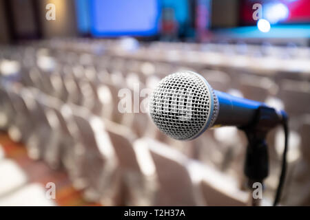 Supporto del microfono astratto foto sfocate in sala conferenza o sala seminario sfondo, nessun popolo, Foto Stock