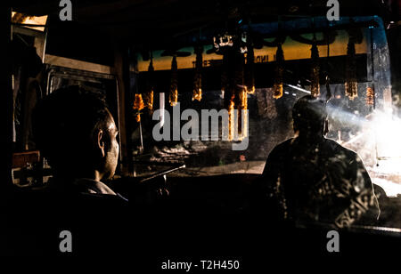 Driver di bus e il conduttore su un late night drive. Sul modo di Dehradun. Foto Stock