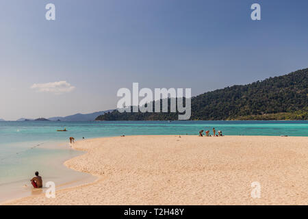 Febbraio 2019. Ko Lipe Lipe Ko Tarutao National Marine Park della Thailandia. Una vista della spiaggia sul Ko lipe in Thailandia. Foto Stock