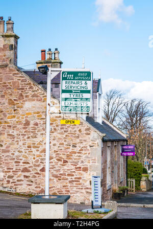 Vecchio garage segno nel pittoresco villaggio di conservazione, East Saltoun, East Lothian, Scozia, Regno Unito Foto Stock