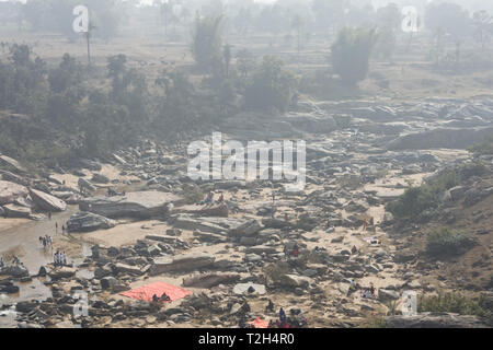 Vista della pianura dopo un cascate collinare in Indian terra asciutta Foto Stock