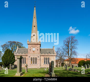 Il pittoresco villaggio di conservazione, Saltoun Chiesa Parrocchiale con vecchie lapidi nel cimitero, East Saltoun, East Lothian, Scozia, Regno Unito Foto Stock