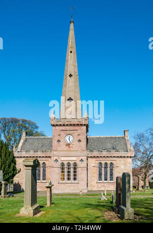 Il pittoresco villaggio di conservazione, Saltoun Chiesa Parrocchiale con vecchie lapidi nel cimitero, East Saltoun, East Lothian, Scozia, Regno Unito Foto Stock