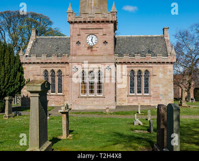 Il pittoresco villaggio di conservazione, Saltoun Chiesa Parrocchiale con vecchie lapidi nel cimitero, East Saltoun, East Lothian, Scozia, Regno Unito Foto Stock