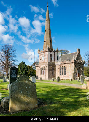 Il pittoresco villaggio di conservazione, Saltoun Chiesa Parrocchiale con vecchie lapidi nel cimitero, East Saltoun, East Lothian, Scozia, Regno Unito Foto Stock