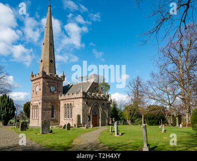 Il pittoresco villaggio di conservazione, Saltoun Chiesa Parrocchiale con vecchie lapidi nel cimitero, East Saltoun, East Lothian, Scozia, Regno Unito Foto Stock