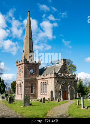 Il pittoresco villaggio di conservazione, Saltoun Chiesa Parrocchiale con vecchie lapidi nel cimitero, East Saltoun, East Lothian, Scozia, Regno Unito Foto Stock