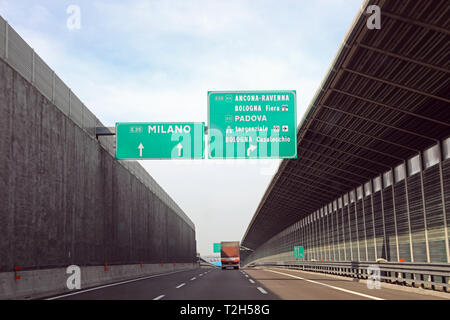 Segno di traffico sulle autostrade italiane con i nomi di città come Milano Bologna Foto Stock