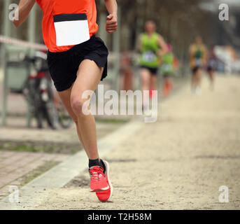 Un unico runner durante una corsa podistica crosscountry Foto Stock