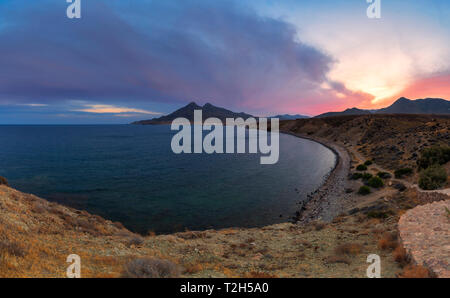 Litorale di La Isleta del Moro al tramonto a Cabo de Gata-Nijar parco naturale, Spagna, Europa Foto Stock