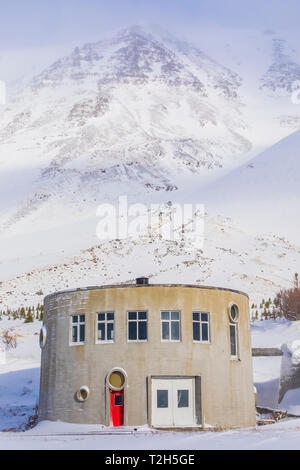 Casa che usato per essere un serbatoio per le aringhe olio di pesce, più tardi la Tankurinn studio di registrazione, nel villaggio di Flateyri lungo Önundarfjörður (fjord) in TH Foto Stock