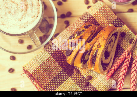 Semi di papavero rotolo tagliato a fette. Una deliziosa pasticceria. La cottura per il tè Foto Stock