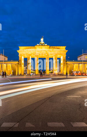 Sentieri di luce dalla Porta di Brandeburgo di notte a Berlino, Germania, Europa Foto Stock