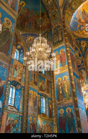 Lampadario dentro la Chiesa del Salvatore sul Sangue versato a San Pietroburgo, Russia, Europa Foto Stock