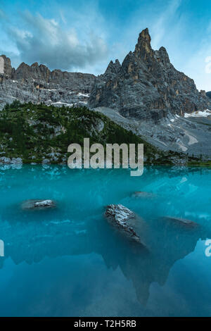 Sorapis gruppo di montagna sopra il lago di Sorapis a Cortina d'Ampezzo, Italia, Europa Foto Stock