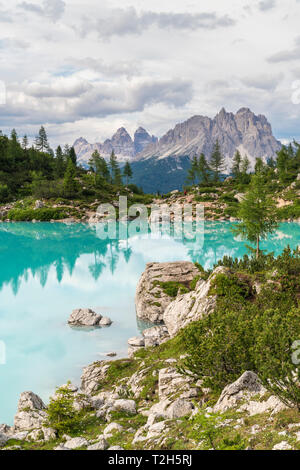 Il lago di Sorapis da Tre Cime di Lavaredo e Cadini gruppo montuoso a Cortina d'Ampezzo, Italia, Europa Foto Stock