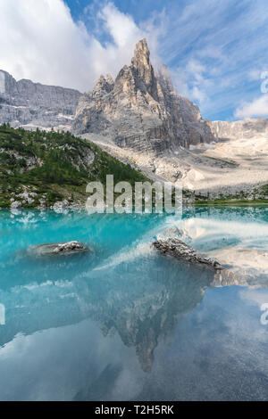 Sorapis gruppo di montagna sopra il lago di Sorapis a Cortina d'Ampezzo, Italia, Europa Foto Stock