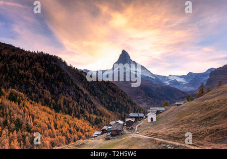 Borgo di Findeln dal Cervino al tramonto in Zermatt, Svizzera, Europa Foto Stock