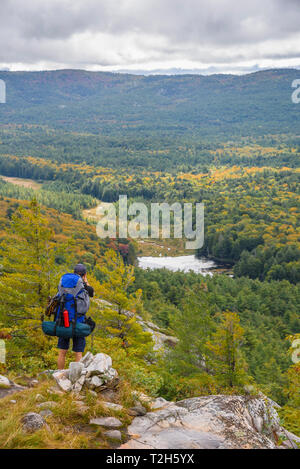 Escursionista su La Cloche Silhouette Trail a Killarney Provincial Park, Ontario, Canada, America del Nord Foto Stock