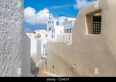 Vicolo da Agios Nikolaos Theotokaki chiesa di Pyrgos, Santorini, Grecia, Europa Foto Stock