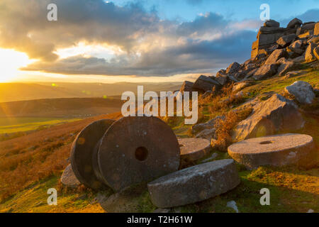 Macine a bordo Curbar durante il tramonto nel Parco Nazionale di Peak District, Inghilterra, Europa Foto Stock