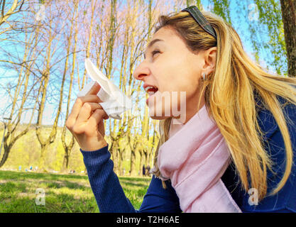 Starnutire allergia febbre da fieno allergia da polline soffia il naso primavera . Foto Stock