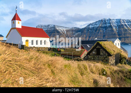 La chiesa ed il villaggio di Mikladalur, Kalsoy isola, isole Faerøer, Danimarca Foto Stock