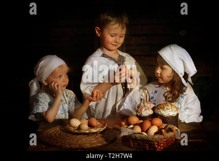 Tre bambini sono tenendo le uova di pasqua Foto Stock