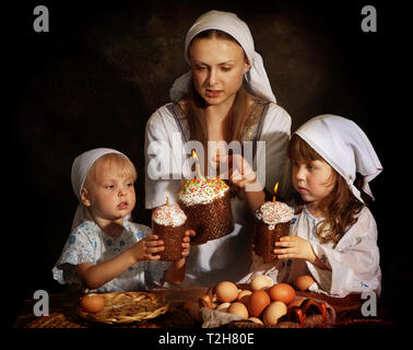 Famiglia con le uova di Pasqua e torte di Pasqua Foto Stock