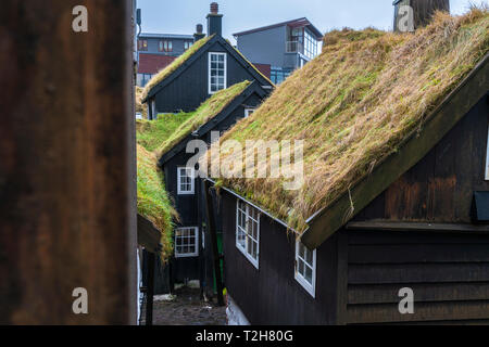 Case in legno con tetto in erba, Torshavn, Streymoy isola, isole Faerøer, Danimarca Foto Stock