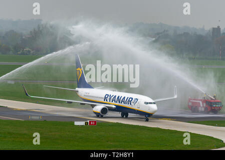 Ryanair ha lanciato la loro prima i servizi da Londra Southend Airport con un tradizionale arco di acqua salutare per la prima in arrivo per il servizio al passeggero Foto Stock
