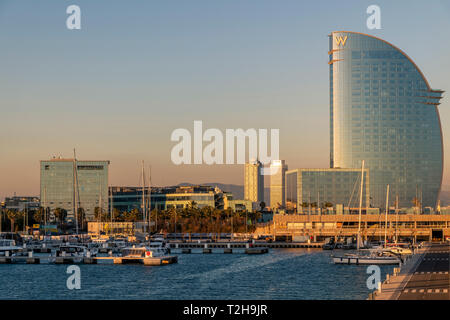 Moll de Llevant marina con W Barcelona hotel in background, Barcellona, in Catalogna, Spagna Foto Stock