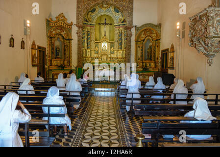 Suore durante la preghiera alla chiesa della Misericordia in Olinda sul Brasile Foto Stock