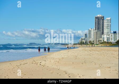 Spiaggia sabbiosa con vista sullo skyline di Surfers Paradise, Gold Coast, Queensland, Australia Foto Stock