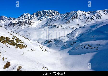 Valle Combe de Morts vicino al Colle del Gran San Bernardo, picco di Mont Velan dietro di Bourg-Saint-Pierre, Entremont, Vallese, Svizzera Foto Stock