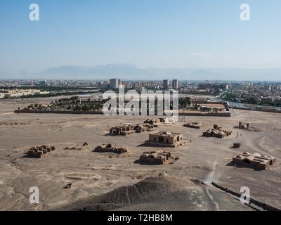 Resti di edifici cerimoniali presso la Torre del silenzio, cimitero Zoroastriano, luogo di sepoltura, retro vista città di Yazd, Iran Foto Stock