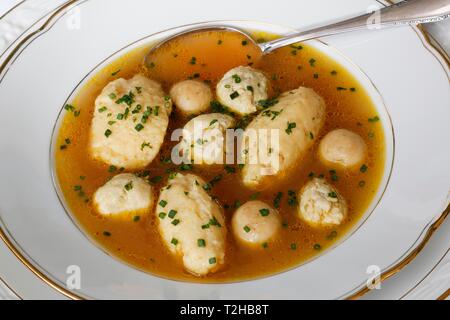 Cucina sveva, zuppa di piastra con zuppa di nozze, Brodo con gnocchi di midollo, gnocchi di semolino, il bratwurst gnocchi e erba cipollina, Germania Foto Stock