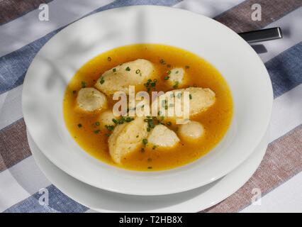 Cucina sveva, zuppa di piastra con zuppa di nozze, Brodo con gnocchi di midollo, gnocchi di semolino, il bratwurst gnocchi e erba cipollina, Germania Foto Stock