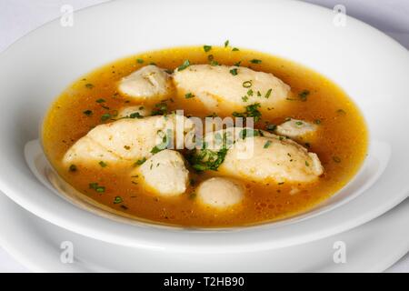 Cucina sveva, zuppa di piastra con zuppa di nozze, Brodo con gnocchi di midollo, gnocchi di semolino, il bratwurst gnocchi e erba cipollina, Germania Foto Stock