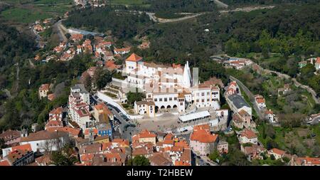 Vista di Sintra con il Palazzo Nazionale dal di sopra, Palacio Nacional de Sintra, il paesaggio culturale di Sintra, Sintra, Portogallo Foto Stock