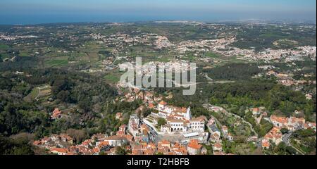 Vista di Sintra con il Palazzo Nazionale dal di sopra, Palacio Nacional de Sintra, il paesaggio culturale di Sintra, Sintra, Portogallo Foto Stock