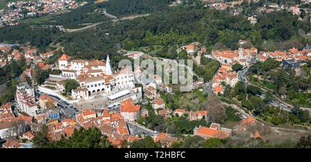 Vista di Sintra con il Palazzo Nazionale dal di sopra, Palacio Nacional de Sintra, il paesaggio culturale di Sintra, Sintra, Portogallo Foto Stock