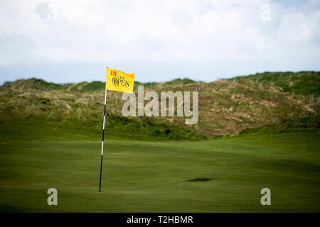 Una vista generale della vista del diciottesimo foro bandiera presso il Royal Portrush Golf Club, Irlanda del Nord. Foto Stock