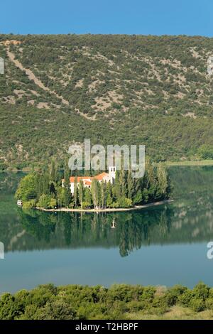 Il monastero Visovac sulla piccola isola di Visovac, Parco Nazionale di Krka, Dalmazia, Croazia Foto Stock