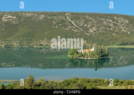 Il monastero Visovac sulla piccola isola di Visovac, Parco Nazionale di Krka, Dalmazia, Croazia Foto Stock